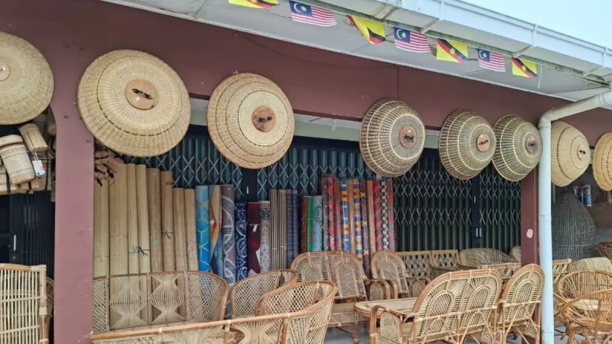 Suasana di pasar tradisional Serikin, Serawak, Malaysia yang menjual aneka kerajinan tangan dari Indonesia (ANTARA/Narwati)