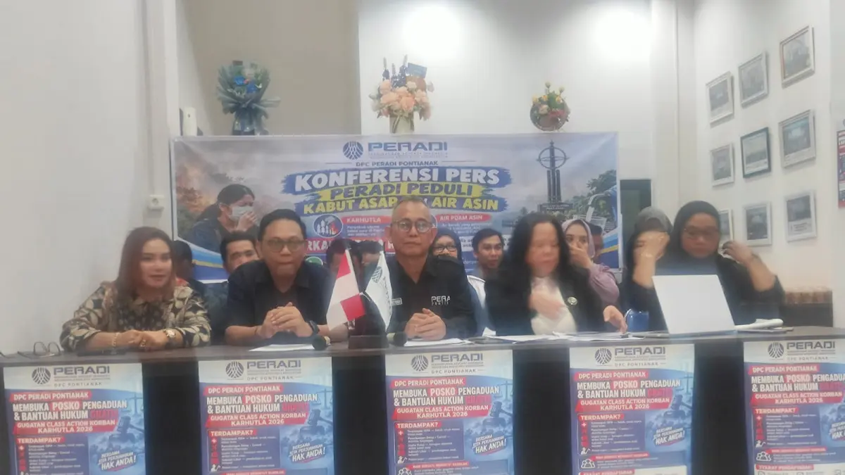 Ketua DPC Peradi Kota Pontianak Agus Adam P. Ritongga didampingi Sekretaris Fahrur Razi dan sejumlah pengacara menyampaikan rencana pembukaan Posko Pengaduan dan Bantuan Hukum Gratis bagi korban karhutla dalam konferensi pers Peradi Peduli Kabut Asap dan Air Asin di Kantor DPC Peradi Kota Pontianak, Selasa (22/9/2026) sore.