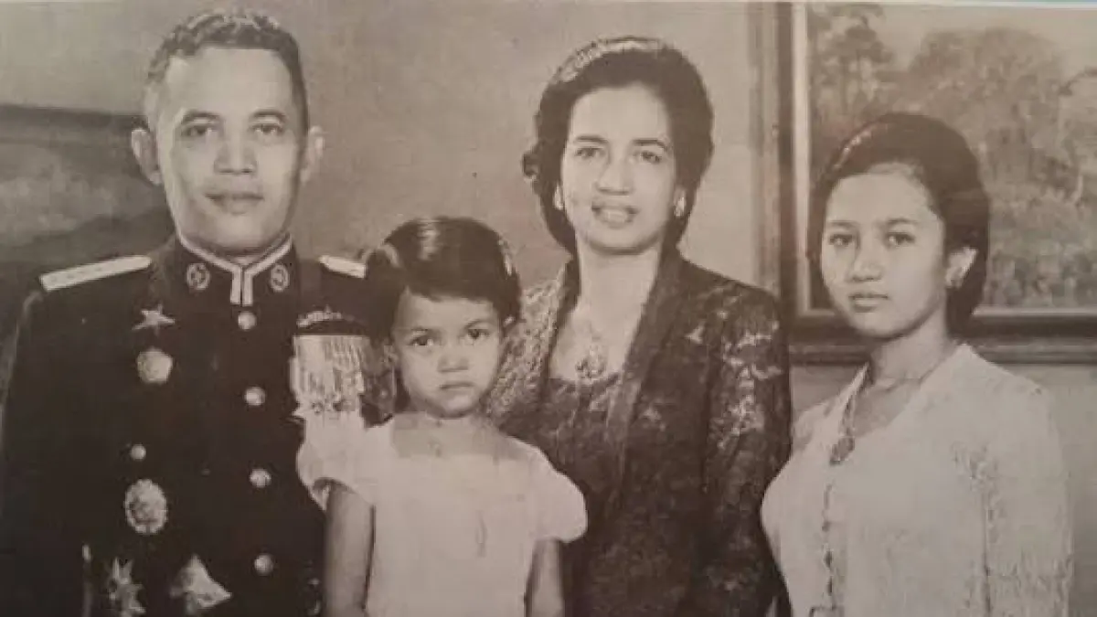 Ade Irma Suryani Nasution bersama orangtua dan kakaknya. (DOK WIKIPEDIA)