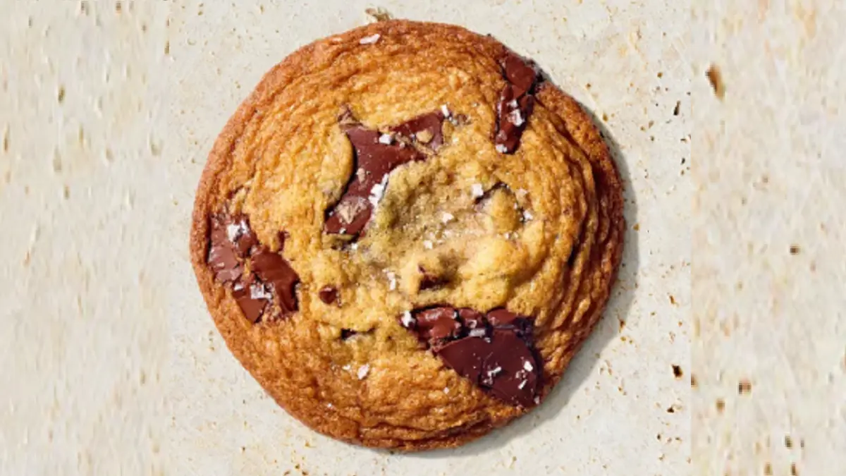Brown Butter Chocolate Chunk Cookies menghadirkan perpaduan rasa manis, gurih, dan aroma brown butter dengan potongan cokelat. (BHG)