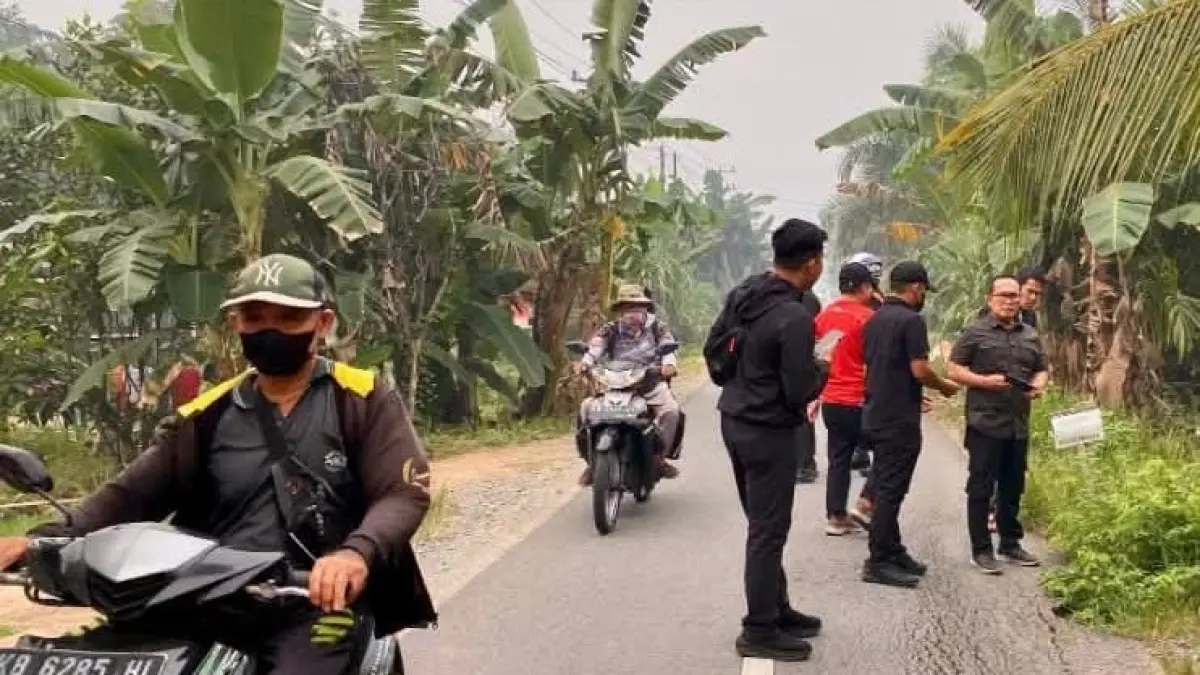 Bupati Kubu Raya, Sujiwo meninjau kondisi Jalan Parit Sarim, Desa Punggur Besar Kecamatan Sungai Kakap, Minggu (20/9) yang bergeser akibat dilintasi kendaraan ODOL.