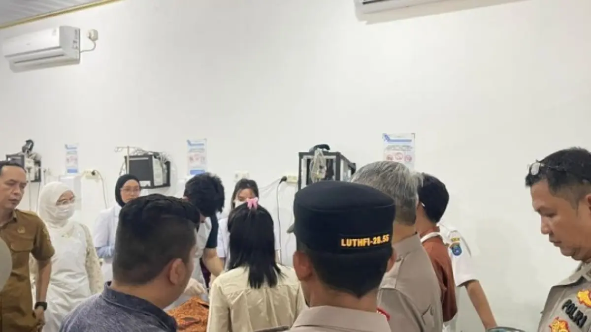 Aparat kepolisian di Ogan Komering Ilir (OKI), Sumatera Selatan, menangkap seorang istri yang menganiaya suami dengan melakukan penusukan hingga tewas, di halaman Masjid At-Taqwa, Kelurahan Sukadana, Kecamatan Kayuagung, Kabupaten OKI, Sumsel, Senin (21/9). (ANTARA/HO-Polda Sumsel)