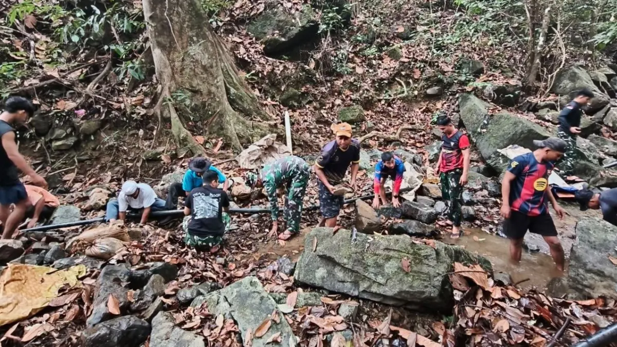 Gotong royong perbaikan sumber air bersih yang dilakukan TNI bersama warga Desa Sepandan Kecamatan Batang Lupar. (ISTIMEWA)
