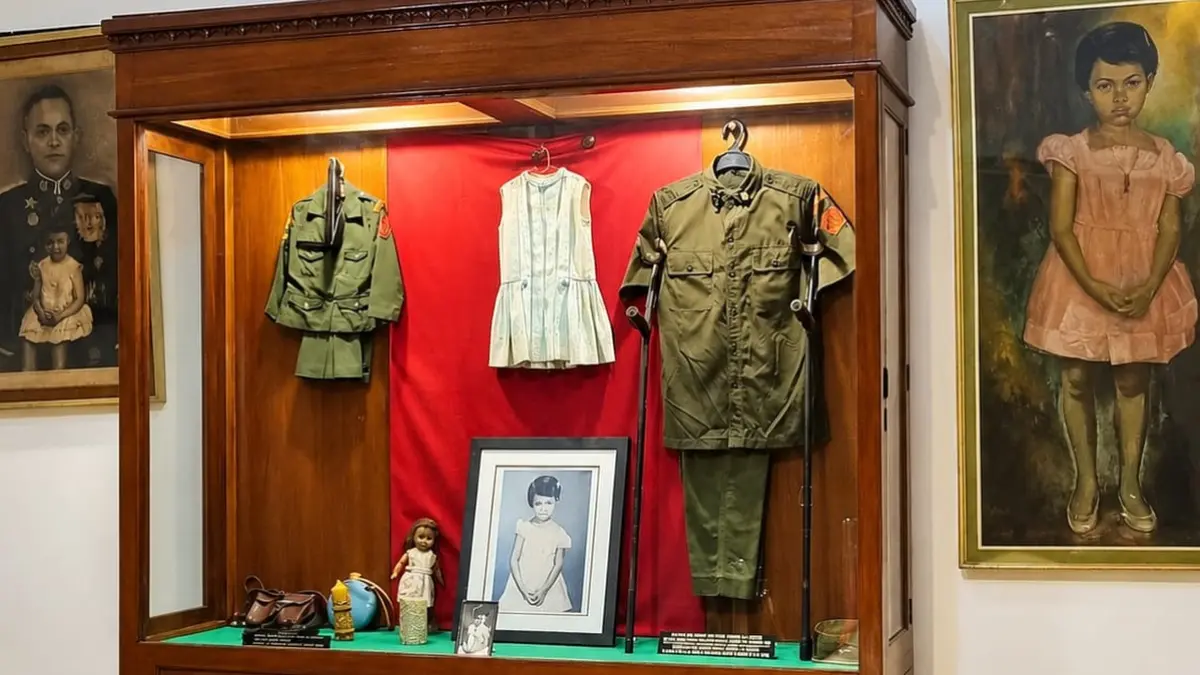 Kamar Ade Irma Suryani di Museum AH Nasution menyimpan berbagai benda yang berkaitan dengan masa kecilnya. Diantaranya seragam tentara yang tak sempat dipakainya.