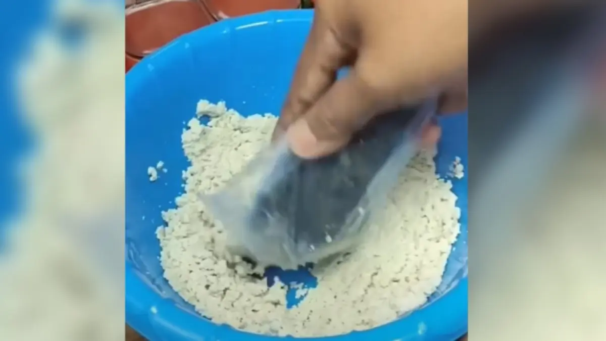 Kerupuk tahu aci yahng diawali dengan menghancurkan tahu terlebih dahulu.