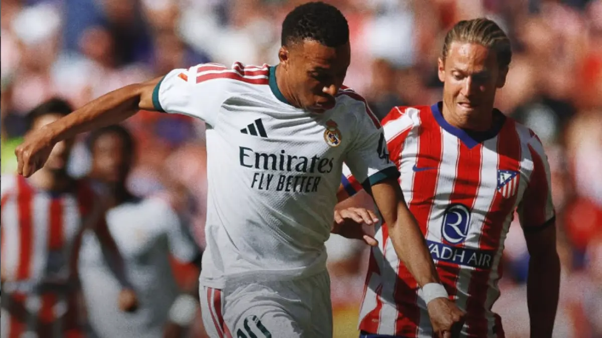 Kylian Mbappe berduel dengan pemain Atletico Madrid saat Real Madrid kalah 1-2 dalam Derby Madrid di Riyadh Air Metropolitano, 20 September 2026. (IG@realmadrid)