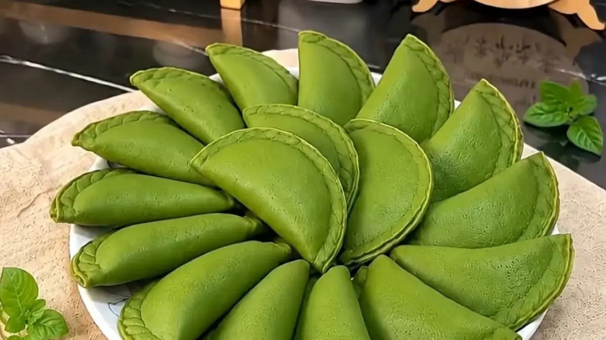 Martabak lipat dengan isian selai cokelat yang dibuat dari adonan tepung dan telur.