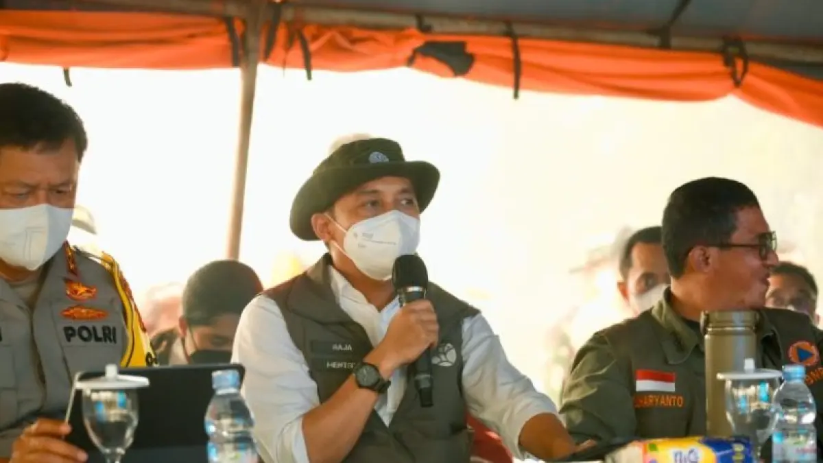 Menteri Kehutanan (Menhut) Raja Juli Antoni dalam kunjungan kerja di Kalimantan Tengah, Senin (21/9). (ANTARA/HO-Kemenhut RI)