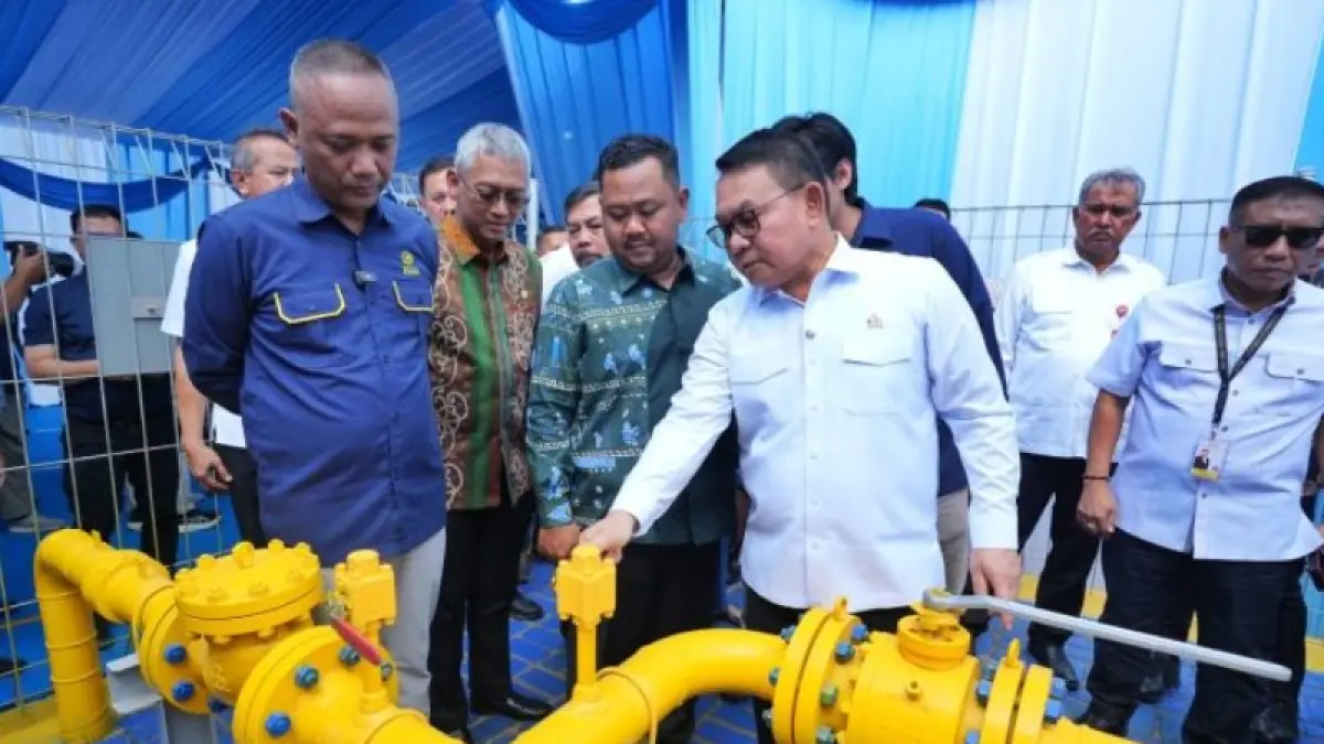Kunjungan kerja Kepala Staf Kepresidenan Dudung Abdurachman yang didampingi oleh Direktur Perencanaan dan Pembangunan Infrastruktur Minyak dan Gas Bumi Kementerian Energi dan Sumber Daya Mineral (ESDM) Agung Kuswardono serta Direktur Infrastruktur dan Teknologi PGN Hery Murahmanta ke jaringan gas bumi di Gresik dan Sidoarjo, Jawa Timur, Senin (21/9). (ANTARA/HO-PGN)