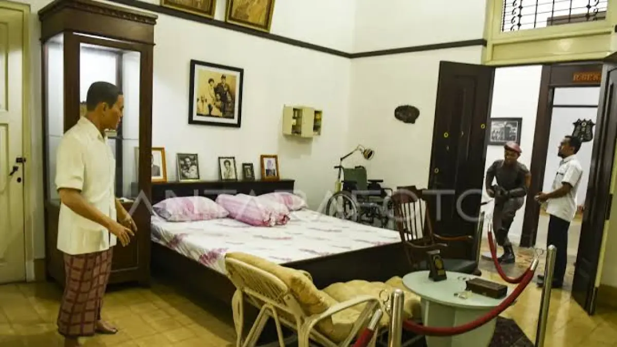 Pengunjung melihat diorama Jenderal AH Nasution di Museum Jenderal Besar AH Nasution, Jakarta. (DOK ANTARA)