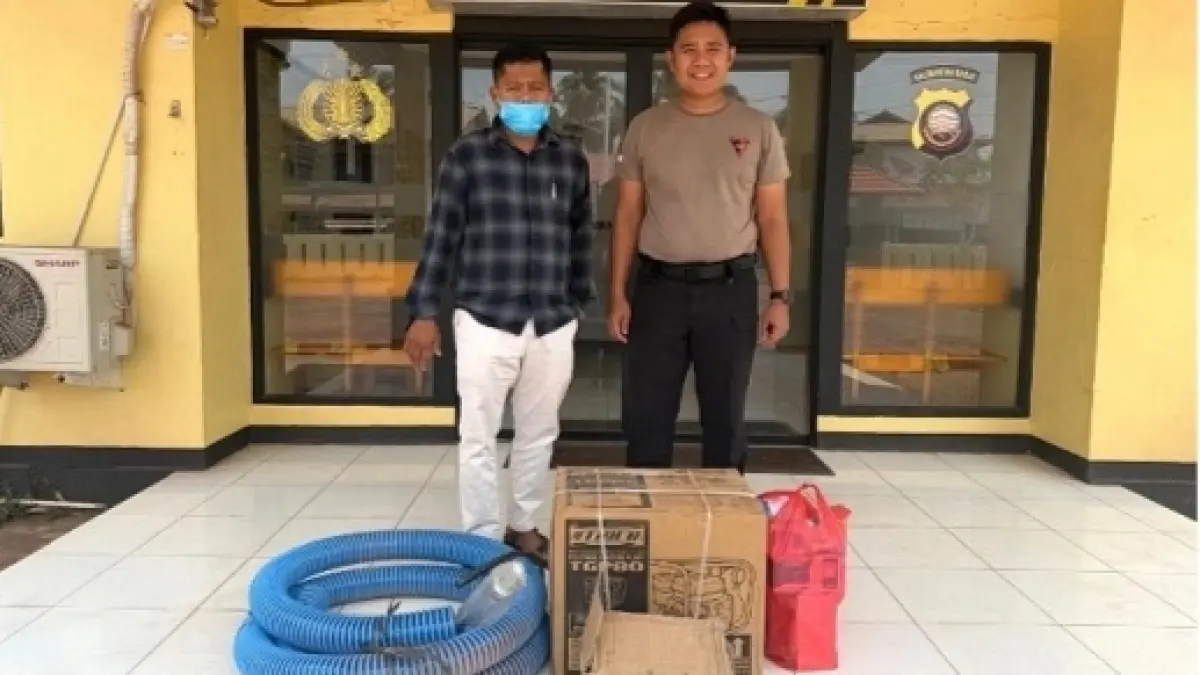 Penyerahan mesin pompa untuk pemadaman api dari PT MTI kepada Polsek Kendawangan. (IST)