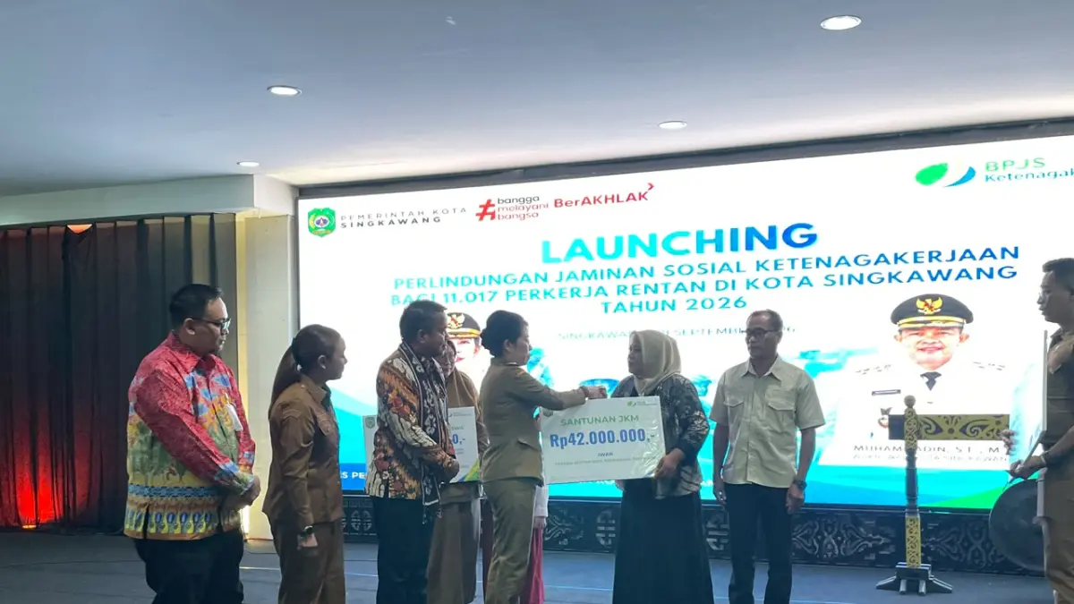 Penyerahan santunan JKM kepada penerima dalam peluncuran program perlindungan pekerja rentan Kota Singkawang 2026.