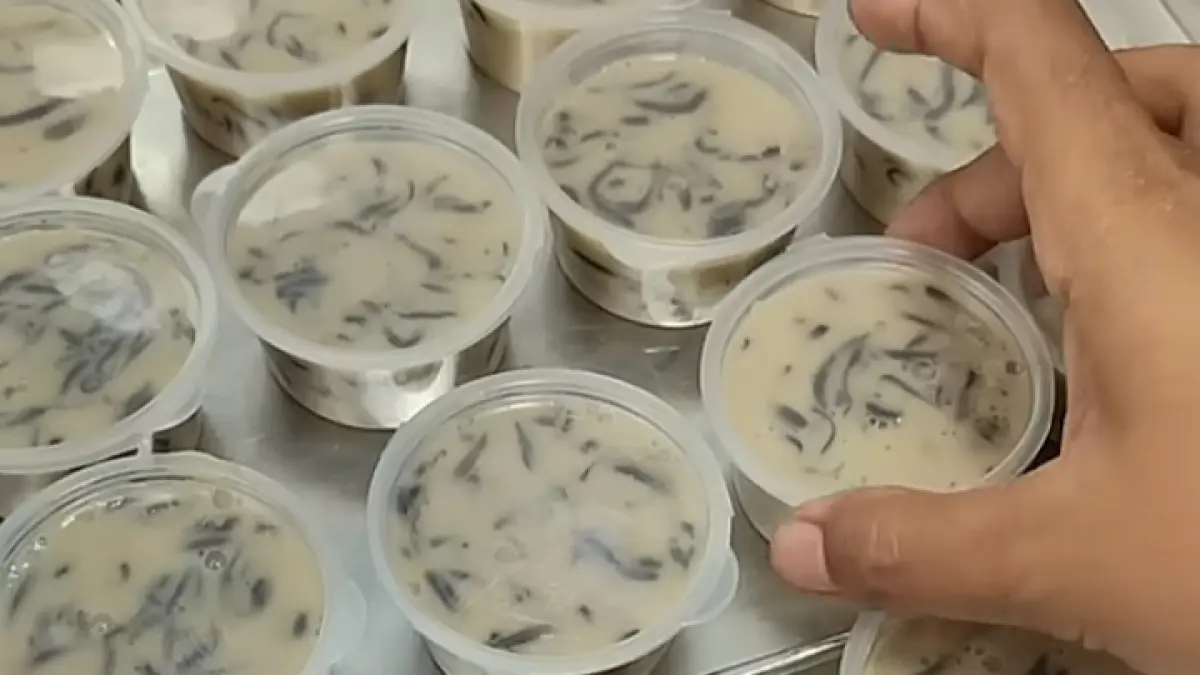 Puding cincau cappuccino dalam cup menjadi sajian sederhana untuk acara keluarga di rumah.