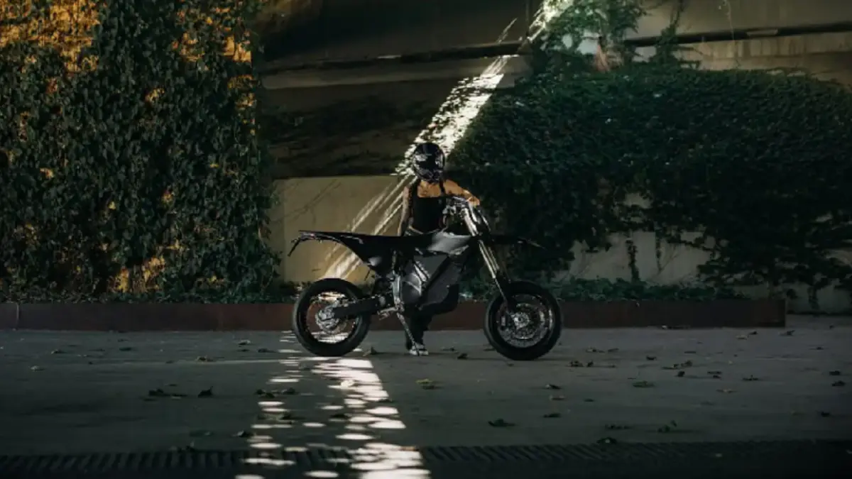 Stark VARG SM Sköll merupakan supermoto listrik 80 hp edisi terbatas dengan tampilan serba hitam dan komponen titanium. (ELECTREK)