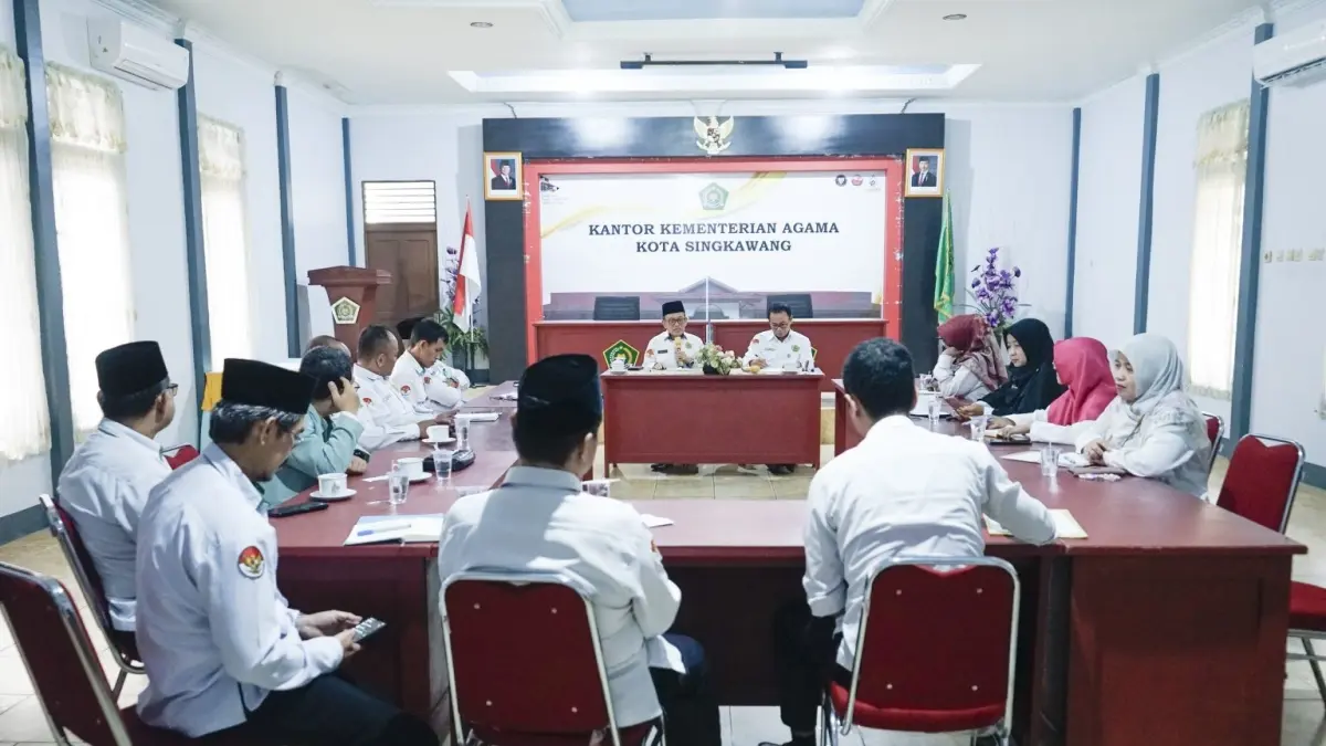 Suasana rapat persiapan kegiatan Hari Amal Bakti (HAB) di Kemenag Singkawang, Senin (21/9) pagi.