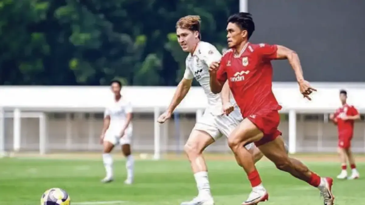 Luke Vickery (kiri) berebut bola dengan Rizky Eka Pratama saat berlatih di Stadion Madya, Senayan, Jakarta (30/5). 21 pemain Timnas Indonesia sudah berkumpul di Jakarta jelang FIFA ASEAN Cup 2026. Luke Vickery siap menjalani debut bersama skuad Garuda. (Antara Foto)