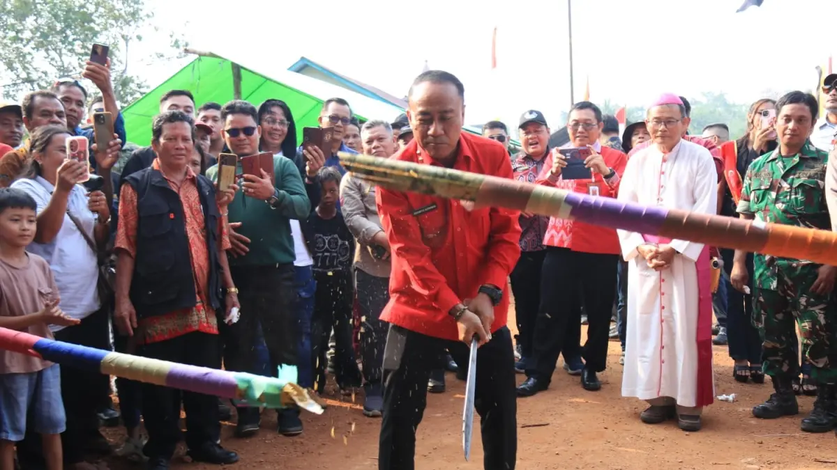 Wakil Gubernur Kalimantan Barat Krisantus Kurniawan saat memotong bambu dalam peresmian dan pemberkatan Pastoran Paroki Santo Filipus Mentebah, Keuskupan Sintang. (Adpim Pemprov Kalbar)