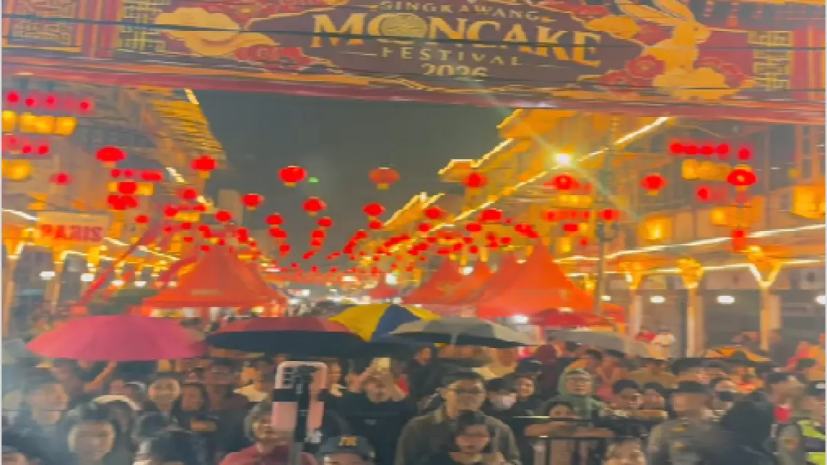 Warga antusias mendatangi lokasi pelaksanaan Mooncake Festival 2026 di Vihara Tri Dharma Bumi Raya, Senin (21/9) malam. (ISTIMEWA)