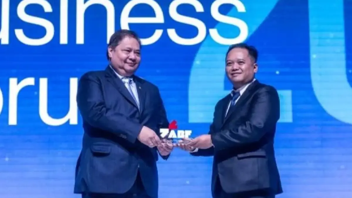 Menteri Koordinator Perekonomian Airlangga Hartarto (kiri) menerima plakat yang diserahkan Direktur Komersial, Pengembangan Bisnis dan Teknologi Informasi Rachmat Hidayat (kanan) seusai menyampaikan presentasi pada Antara Business Forum (ABF) 2026 di Jakarta, Rabu (23/9/2026). (ANTARA)