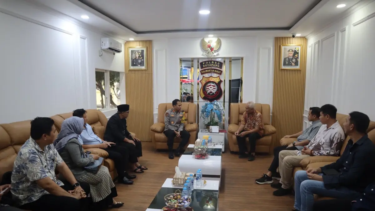 Jajaran pengurus FKUB Ketapang bersilaturahmi dengan Kapolres Ketapang, AKBP Putra Pratama, Senin (21/9). (ISTIMEWA)
