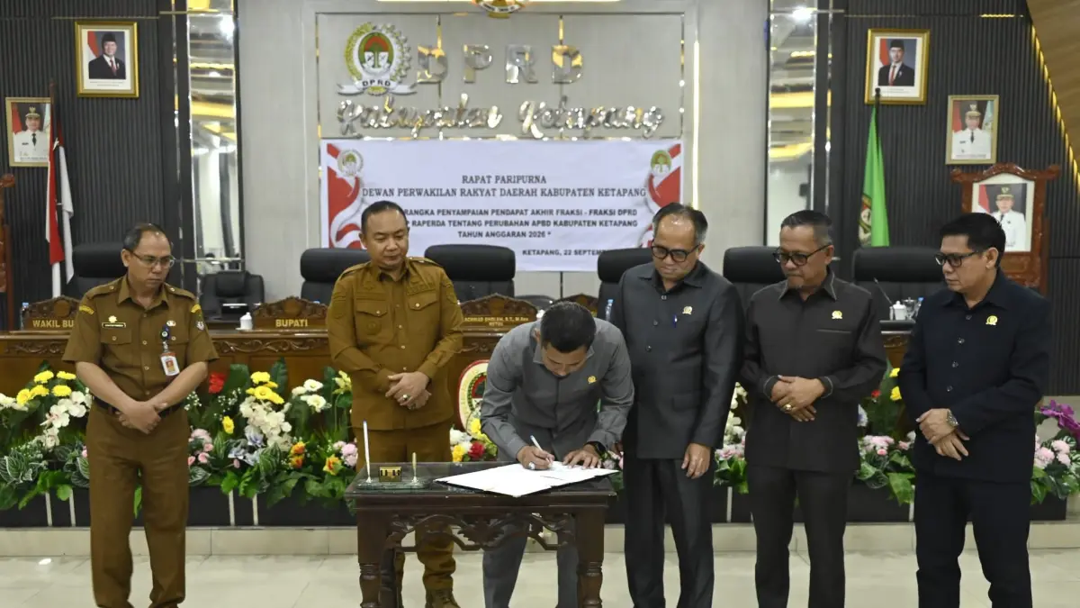 Ketua DPRD Ketapang, Achmad Sholeh, menandatangani pengesahan Raperda Perubahan APBD Ketapang 2026, Selasa (22/9). (ISTIMEWA)