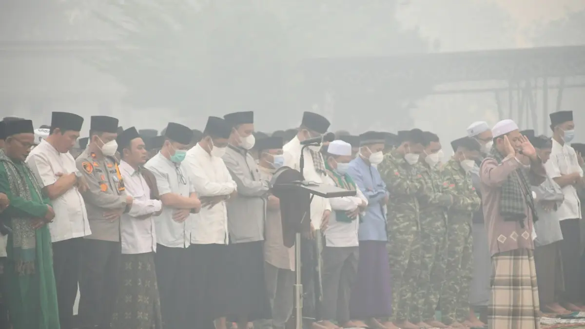 Pemkab Kayong Utara dan warga gelar salat Istisqa di di eks lapangan mimbar MTQ Pantai Pulau Datok, Sukadana, Selasa (22/9) pagi.  (ISTIMEWA)