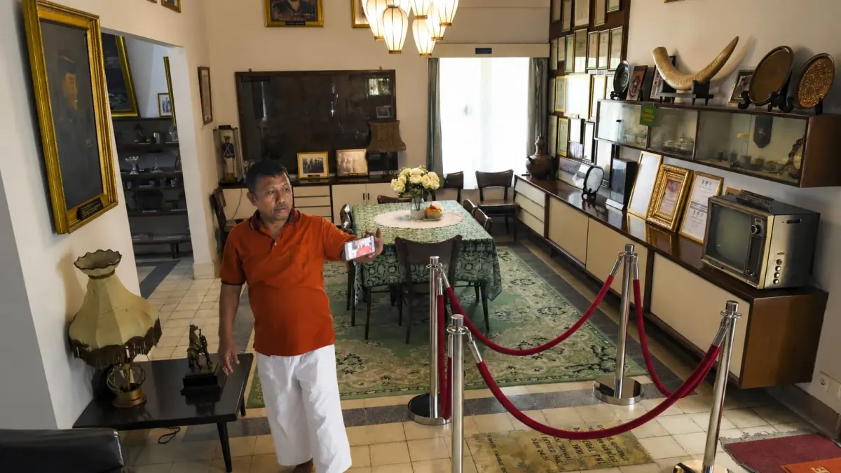 Pengunjung melihat sejumlah koleksi dan dokumentasi perjalanan hidup Jenderal Ahmad Yani tersimpan di Museum Sasmitaloka Ahmad Yani. (DOK ANTARA)
