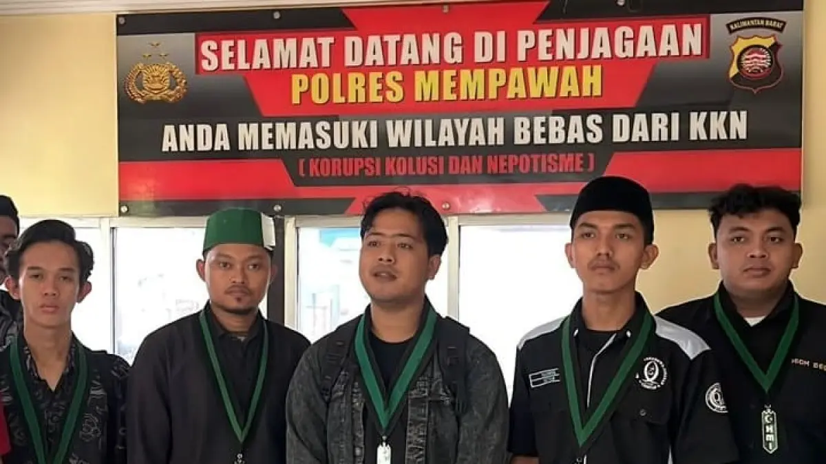Pengurus HMI Mempawah saat membuat laporan polisi.