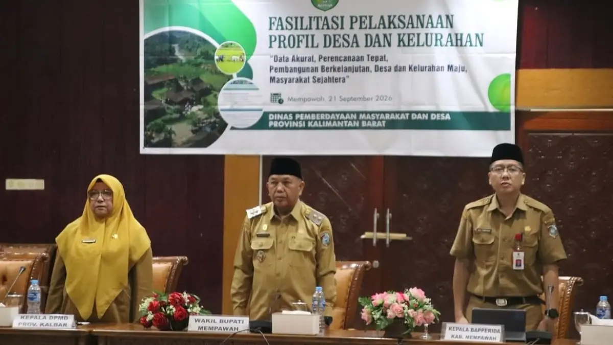 Wakil Bupati Mempawah, Juli Suryadi Burdadi saat membuka kegiatan fasilitasi profil desa dan kelurahan.