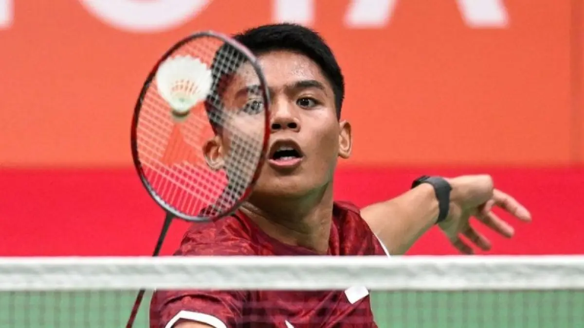 Pebulu tangkis tunggal putra Indonesia M. Zaki Ubaidillah mengembalikan kok ke arah pebulu tangkis putra Malaysia Eogene Ewe pada babak perempat final beregu Asian Games Aichi Nagoya 2026 di Ichinomiya City Municipal Gymnasium, Nagoya, Aichi, Jepang, Selasa (22/9/2026). Bulu tangkis beregu putra Indonesia melaju ke babak semifinal usai menang atas Malaysia dengan skor 3-2. (ANTARA FOTO/Fauzan/YU/pri).