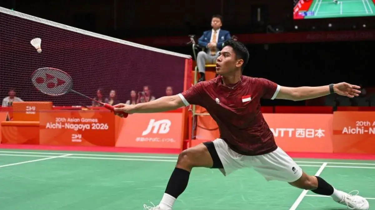 Pebulu tangkis tunggal putra Indonesia Moh. Zaki Ubaidillah mengembalikan kok ke arah pebulu tangkis tunggal putra China Weng Hongyang pada final beregu Asian Games Aichi Nagoya 2026 di Ichinomiya City Municipal Gymnasium, Nagoya, Aichi, Jepang, Kamis (24/9/2026). (ANTARA)