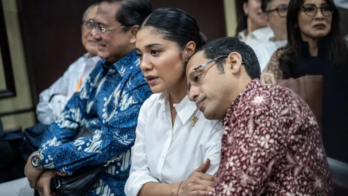 Terdakwa kasus dugaan korupsi pengadaan Chromebook dalam program digitalisasi pendidikan di Kemendikbudristek Nadiem Anwar Makarim (kanan) bersandar ke bahu istrinya Franka Franklin sebelum sidang putusan banding di Pengadilan Tinggi DKI Jakarta, Jakarta, Kamis (24/9/2026). (Antara)