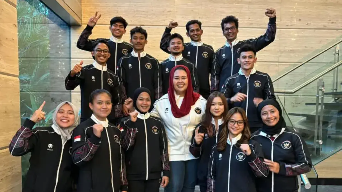 Para atlet, pelatih, dan ofisial timnas panjat tebing Indonesia berpose bersama Ketum PP FPTI Yenni Wahid (tengah) sebelum keberangkatan ke Jepang untuk mengikuti Asian Games 2026 Aichi-Nagoya, Bandara Internasional Soekarno-Hatta, Banten, Kamis (24/9/2026). (Antara/PP FPTI)