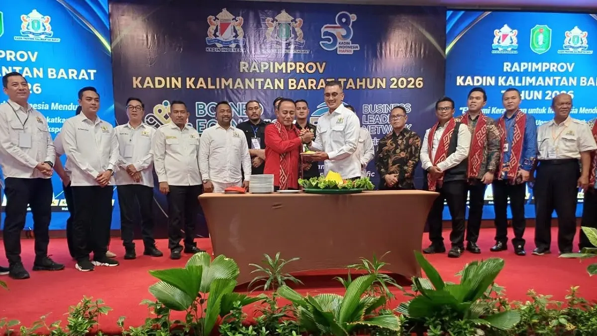 Ketua Kadin Kalbar, Arya Rizqi Darsono menyerahkan potongan tumpeng kepada Wagub  Kalbar Krisantus Kurniawan usai pembukaan Rapimprov Kadin Kalbar 2026 yang dirangkaikan dengan tasyakuran HUT ke-58 Kadin Indonesia di Hotel Alimoer, Kubu Raya, Kamis (24/9). (Ashri Isnaini/Pontianak Post)