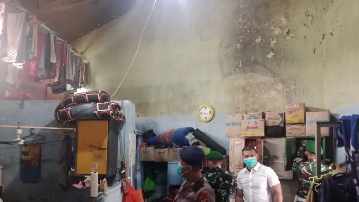 ANTARA
PENGGELEDAHAN: Tim gabungan melakukan razia di blok warga binaan Lapas Kelas IIB Singkawang, Rabu (23/9/2026).