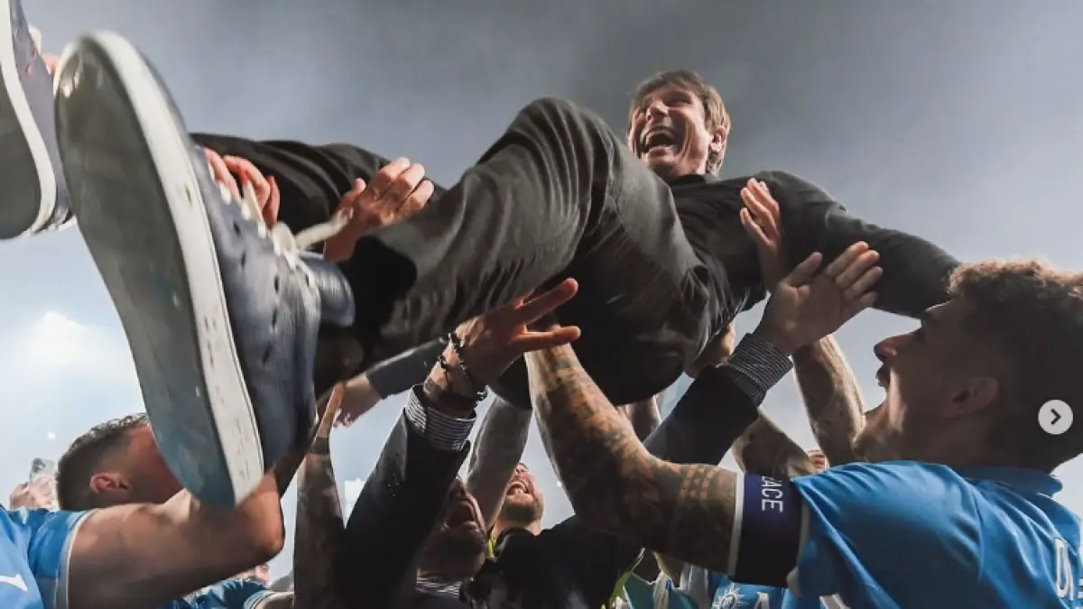 Antonio Conte membawa Napoli meraih gelar Serie A dan Piala Super Italia dan kini dikaitkan dengan Manchester United. (IG@antonioconte)