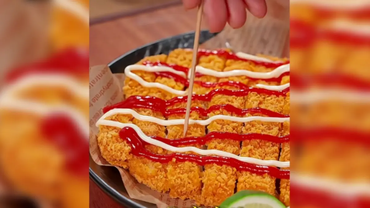 Chicken katsu berlapis tepung renyah dengan daging ayam empuk dan juicy yang disajikan hangat.
