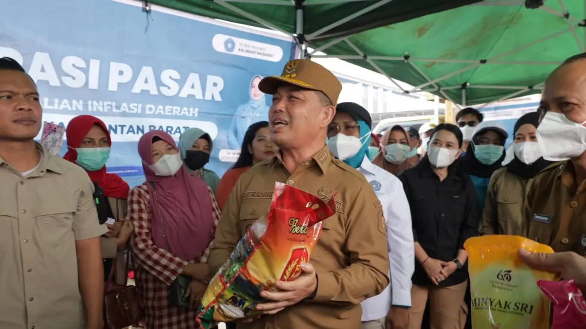 Gubernur Kalbar, Ria Norsan, menunjukkan paket sembako pada acara pasar murah di Ketapang, Selasa (22/9). (ISTIMEWA)