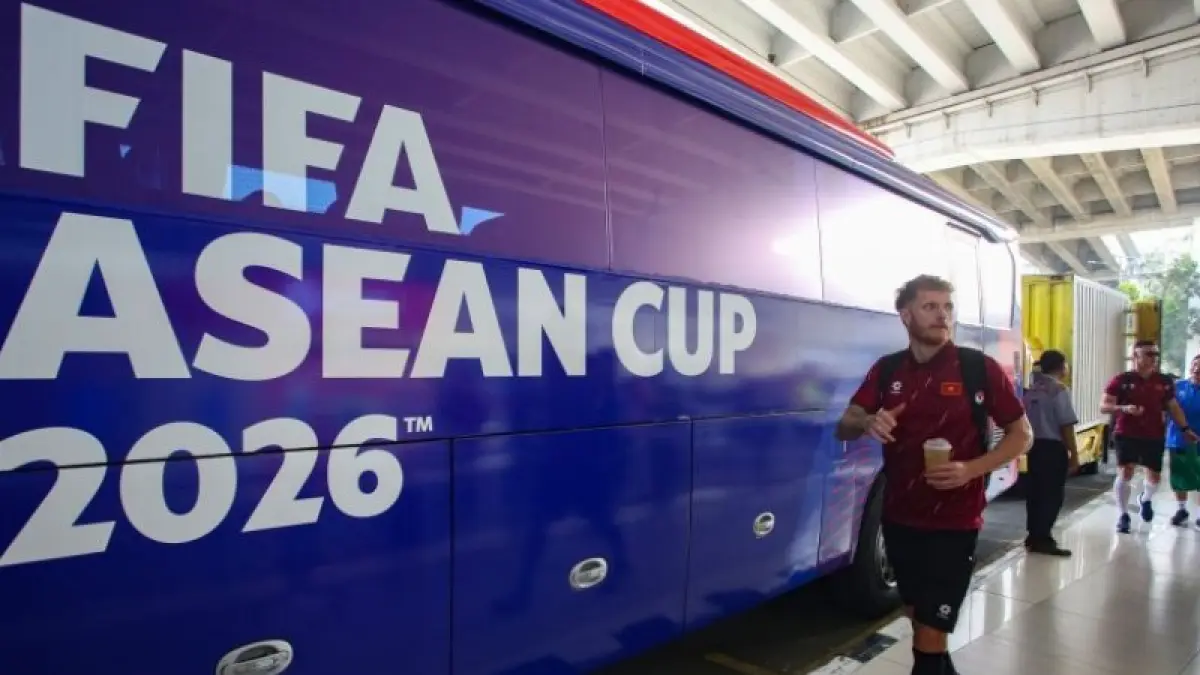 Sejumlah pesepak bola Tim Nasional Vietnam berjalan menuju bus setibanya dari Vietnam di Terminal 3 Bandara Soekarno-Hatta, Tangerang, Banten, Rabu (23/9). Vietnam tergabung di Grup B bersama Thailand, Filipina, dan Pakistan pada kejuaraan FIFA ASEAN Cup 2026. (ANTARA FOTO/Muhammad Iqbal/kye)