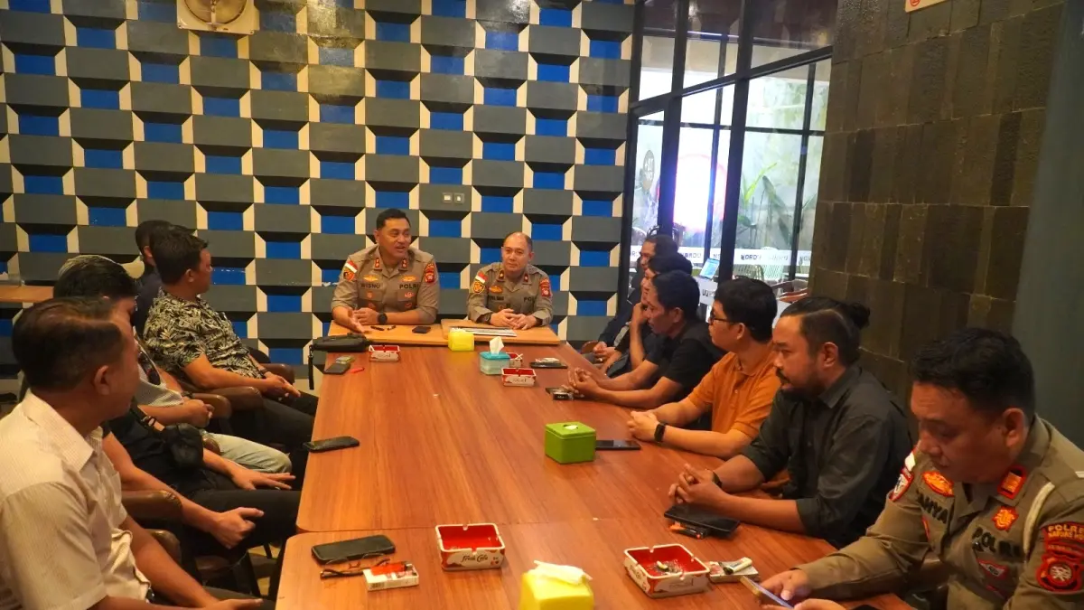 Kapolres Kapuas Hulu AKBP Wisnu saat melakukan pertemuan dengan sejumlah wartawan yang bertugas di wilayah itu, bertempat di salah satu kafe di Putussibau.(TAUFIK / PONTIANAK POST)