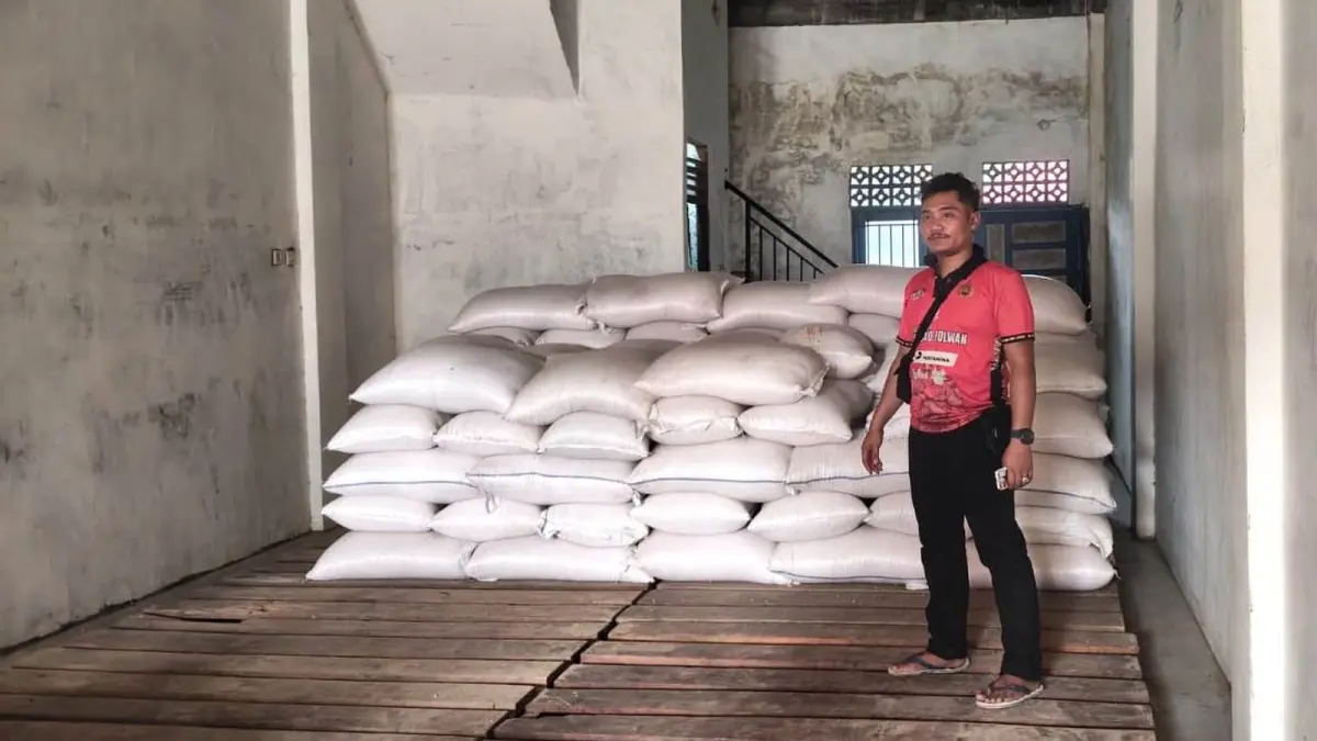 Kapolsek Kembayan Iptu Hudson Siahaan bersama personel saat proses pengiriman 4,1 ton jagung pipil kering hasil budidaya Polsek Kembayan untuk diserap Bulog Sanggau melalui Koperasi Sono Agung Jaya, Rabu (23/9). (ISTIMEWA)