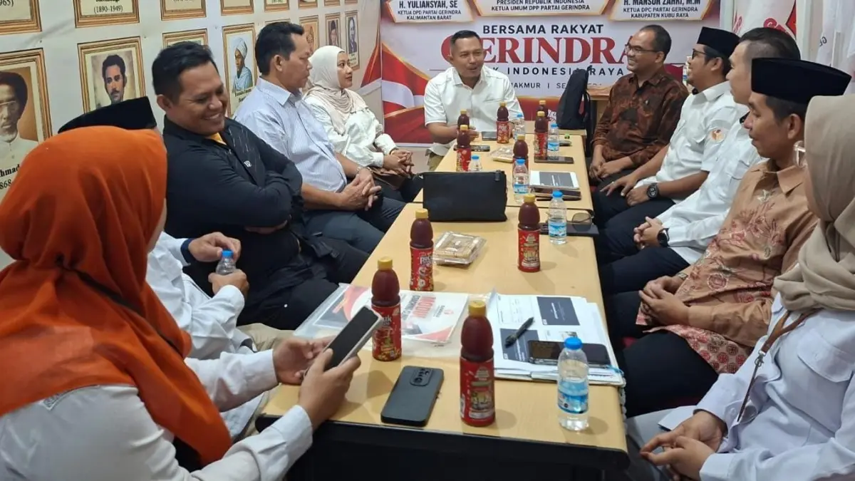 Ketua Bawaslu Kubu Raya, Encep Endan (kanan depan) berdiskusi bersama pengurus DPC Partai Gerindra Kubu Raya dalam Konsolidasi Demokrasi, Rabu (23/9). (ISTIMEWA)