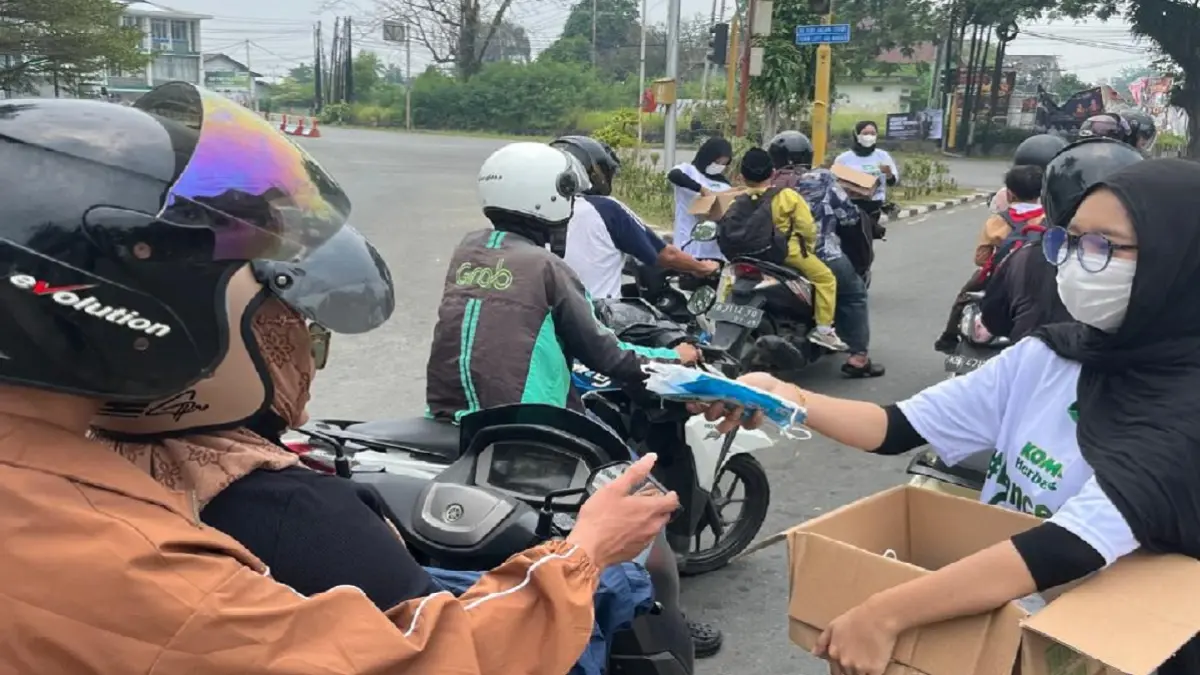 Komix Herbal Peduli Bagikan Masker dan Edukasi Kesehatan di Tengah Kabut Asap Singkawang