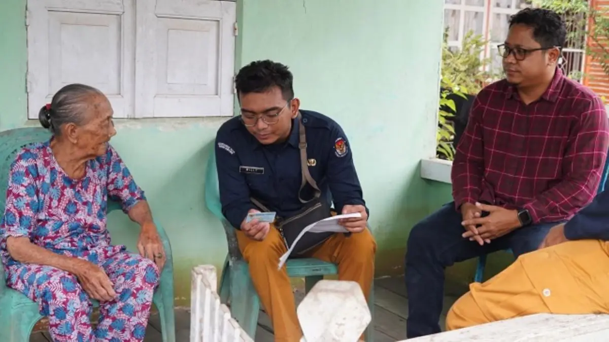 KPU Kota Singkawang melakukan pemutakhiran data pemilih berusia 100 tahun ke atas, Kamis (24/9), (MC Singkawang)