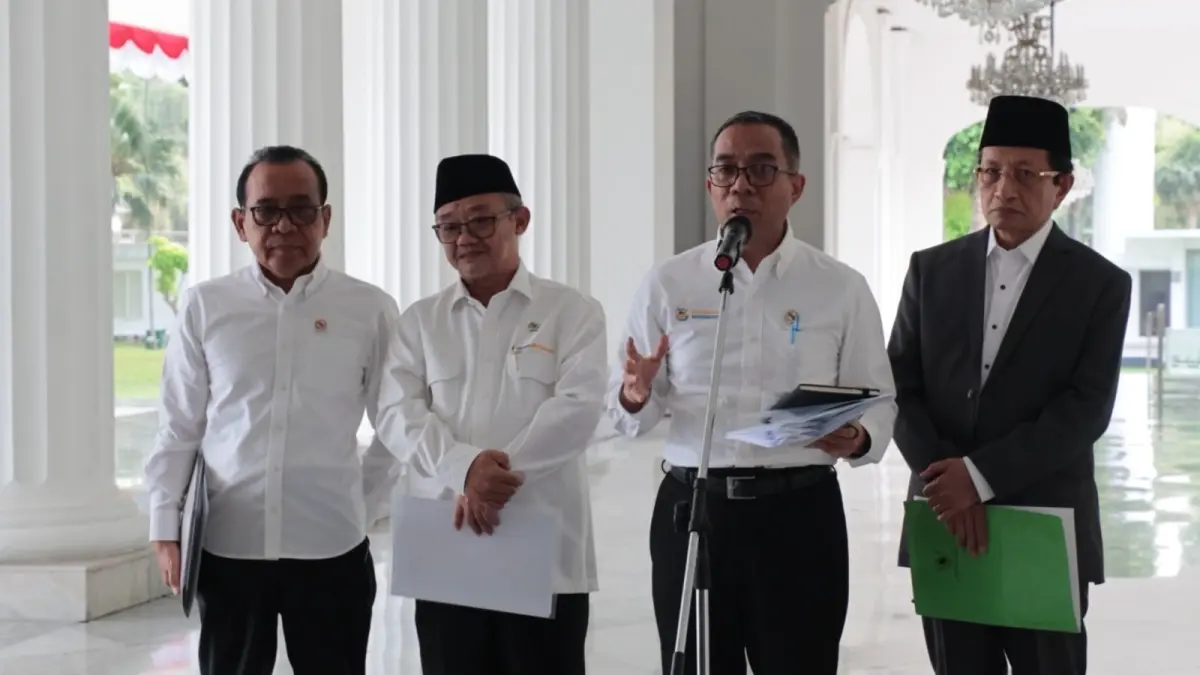Menteri Pendidikan Tinggi, Sains, dan Teknologi (Mendiktisaintek) Brian Yuliarto usai rapat terbatas di Istana Merdeka, Rabu (23/9). (BAKOM RI)