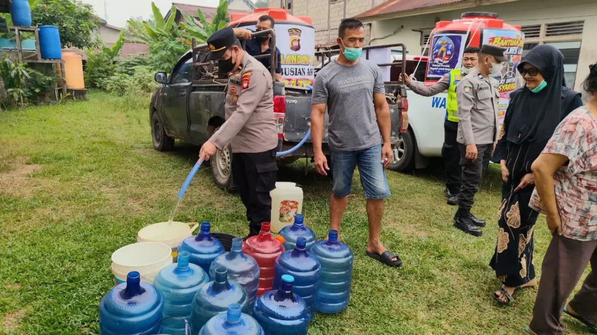 Personel Polres Landak menyalurkan 2.500 liter air bersih kepada warga Dusun Tebing Tinggi, Desa Hilir Kantor. (HUMAS POLRES LANDAK)