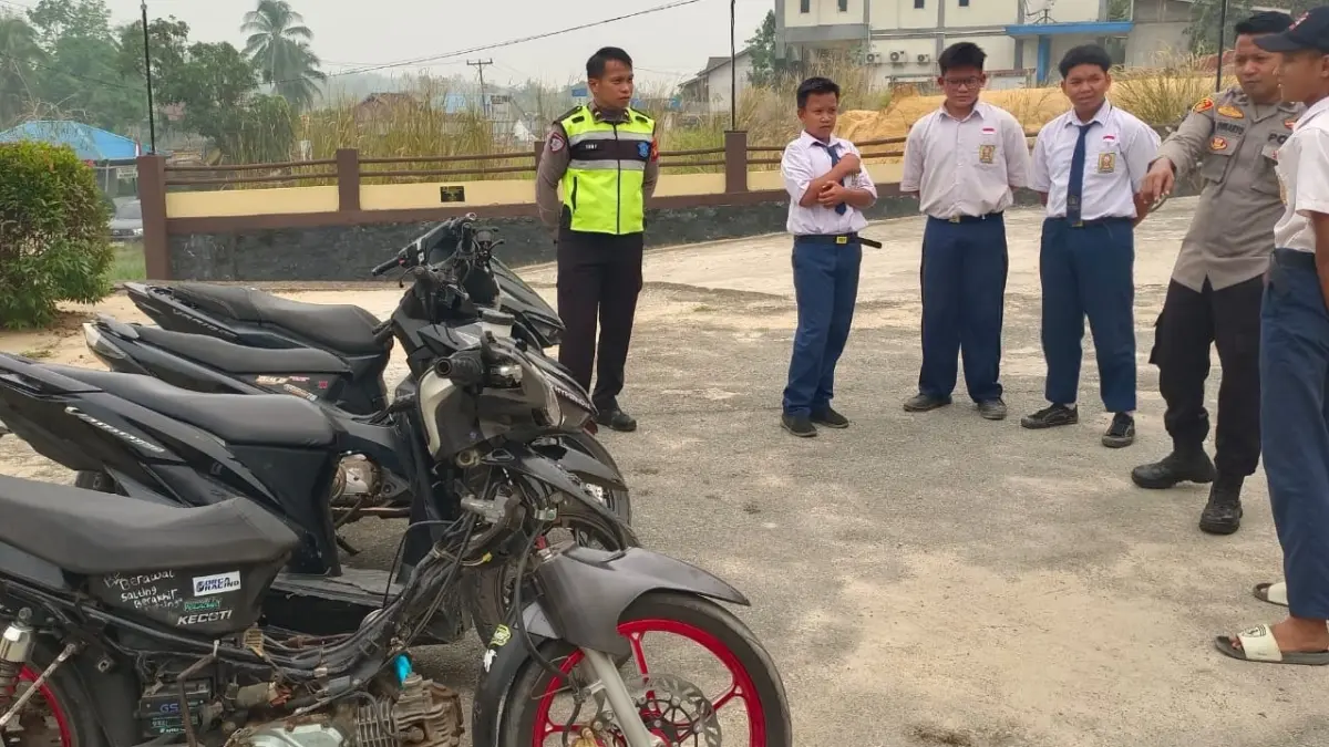 Personel Polsek Silat Hilir melaksanakan kegiatan penertiban knalpot brong milik pelajar.(ISTIMEWA)