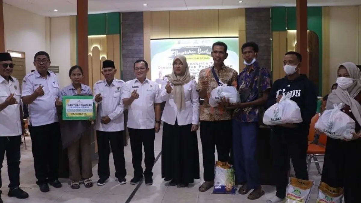 Sekretaris Daerah Kota Singkawang, Dwi Yanti, didampingi Kepala Dinas Kesehatan dan KB dr. Achmad Hardin serta Ketua Baznas Singkawang Mahmudi, menyerahkan bantuan secara simbolis di Aula Dinas Kesehatan dan KB, Rabu (23/9). (MC Singkawang)