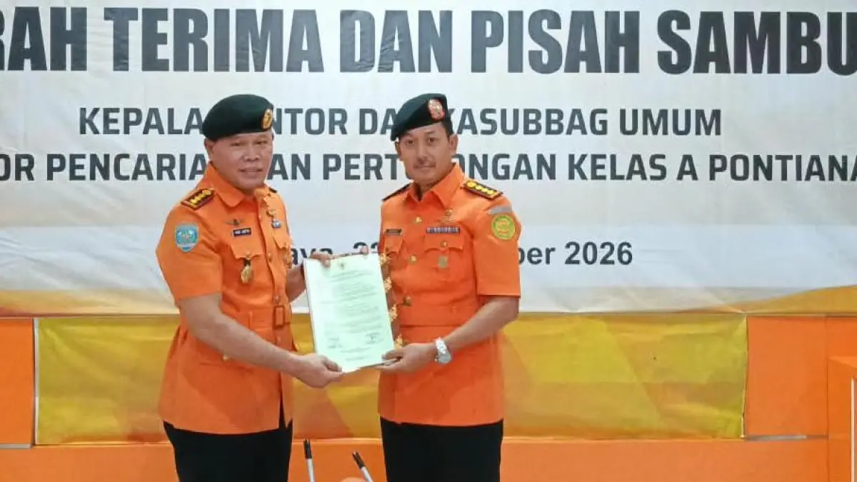 Serah terima dan pisah sambut Kepala Kantor SAR Pontianak dari I Made Junetra (kiri) kepada Budiono selaku pimpinan baru, Selasa (22/9). (ISTIMEWA)