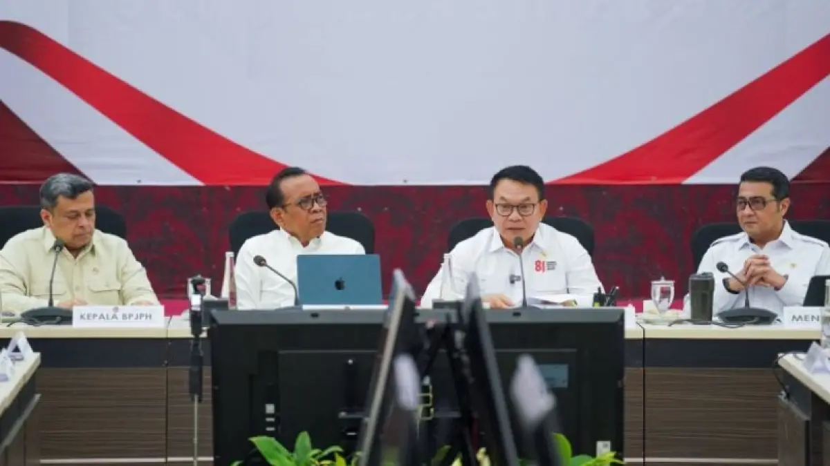 Kepala Staf Kepresidenan Jenderal TNI (Purn.) Dudung Abdurachman (dua kanan) dalam Rapat Tingkat Menteri Kesiapan Implementasi Wajib Halal bersama kementerian dan lembaga terkait untuk memastikan kesiapan implementasi jaminan produk halal di Jakarta, Rabu (23/9). (ANTARA/HO-Kantor Staf Kepresidenan)